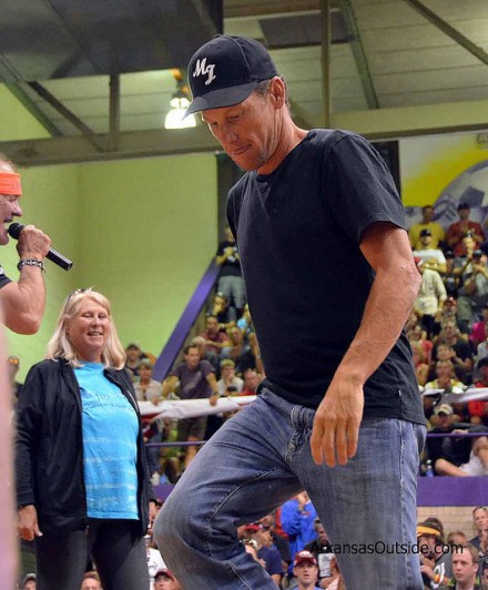 Lance leaving the stage at the 2012 Leadville 100 pre-race meeting.