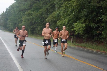 Runners Runners near the turnaround. (photo by Brenda Hansen)