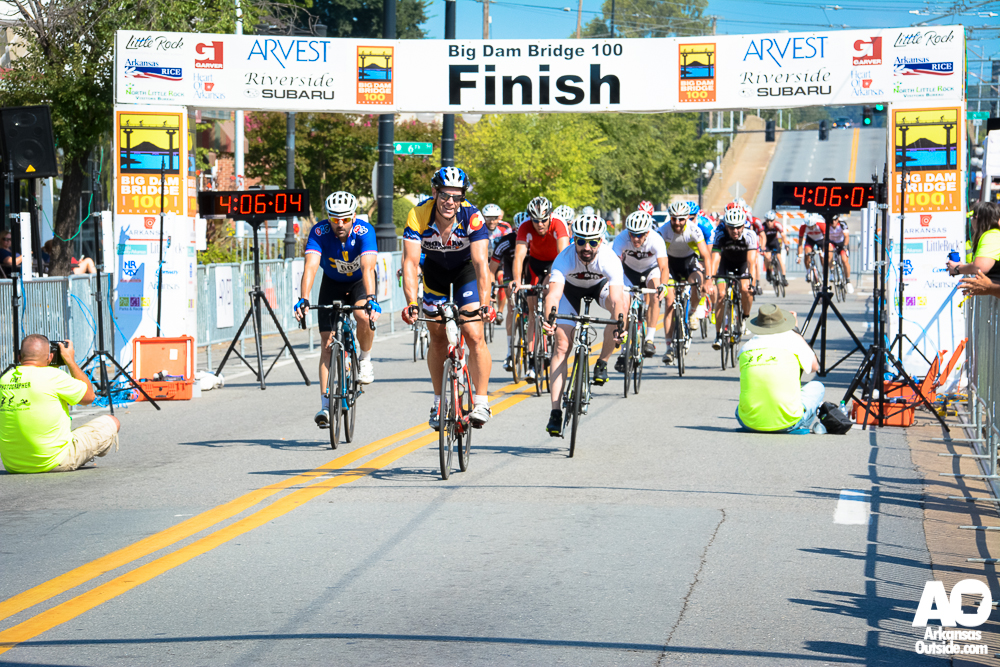 Some of the faster 100 milers coming in through the finish.